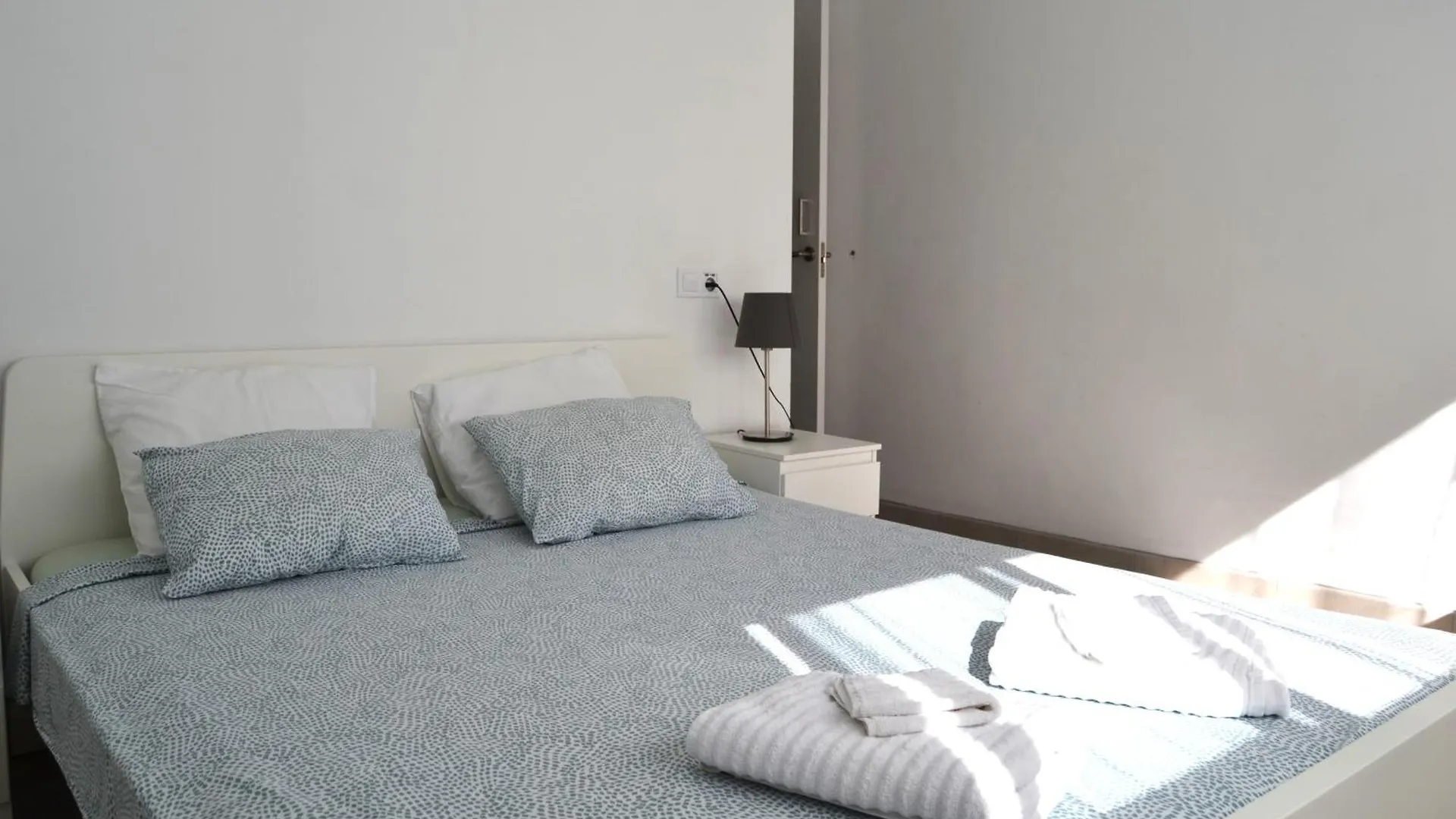 Room With Private Bathroom - Vivienda Vacacional Out Of Blue سانتا كروث ذي لا بال 0*,  إسبانيا